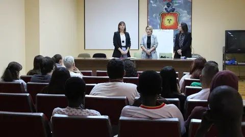 Las responsables de las Agencias de Colocación de La Solana explicaron las características del programa               

Foto: GACETA