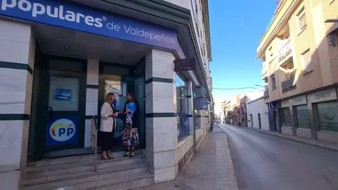Cándida Tercero y Rosa Romero en la sede del Partido Popular de Valdepeñas