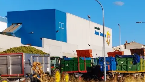 Varios tractores preparados para descargar en la Cooperativa Santa Catalina