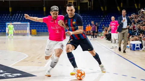 Dyego y Claudino peleando por un balón en el Barça 5-3 Viña Albali Valdepeñas

Foto: Barça