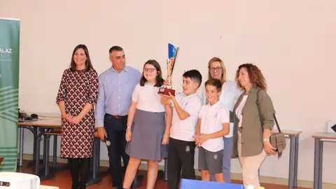 El equipo ganador levanta el trofeo de las VIII Olimpiadas de Matemáticas