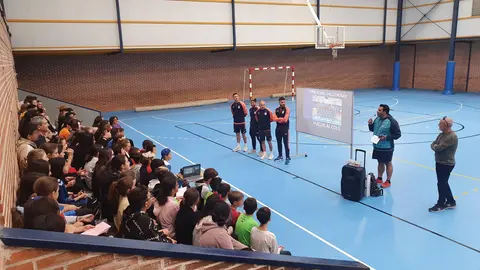 Los jugadores del Viña Albali Valdepeñas visitando el CEIP Jesús Baeza