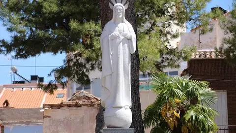 Estatua de La Solana sobre la que encaramó un joven vecino de Madrid