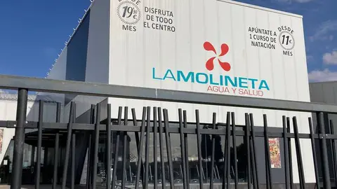 Entrada al complejo deportivo La Molineta Agua y Salud
