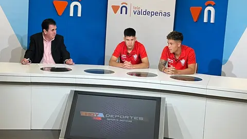 Ángel López entrevistando a los jugadores del i3 Valdepeñas, Brian y Maxi, en el capítulo 161 de HD Hoy Deportes