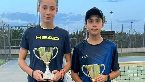 Alejandra y Eduardo con su trofeo