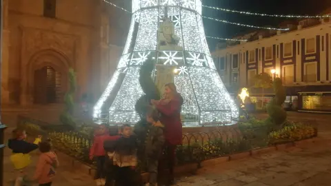 Campana navideña sobre la Fuente de la Plaza de España