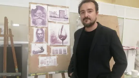 Chema del Fresno con sus pinturas al vino