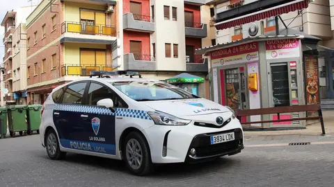 - Coche patrulla en la plazuela