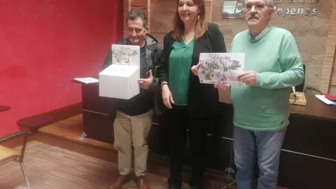 Julia Cejudo, entre Cándido Simarro y Jesús Merlo