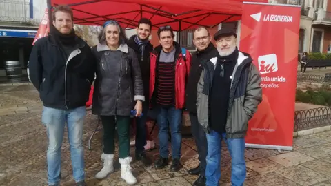 Mesa informativa de Izquierda Unida
