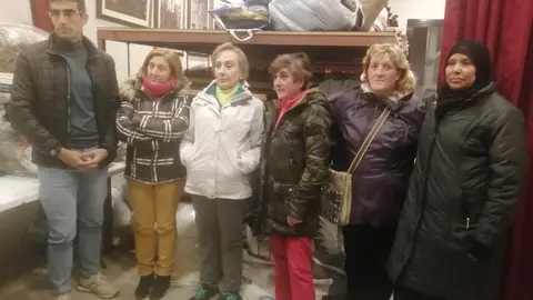 Entrega ropa hermandad Santo Cristo