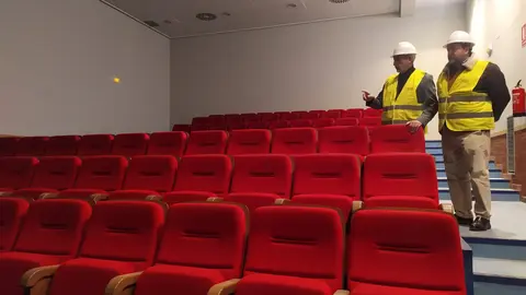 El alcalde de Valdepeñas y el concejal de deportes visitando las obras