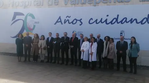 Autoridades en el acto del 50 aniversario del Hospital de Valdepeñas
