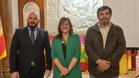 Antonio Sánchez y Lola Gómez, concejales de Vox, junto al presidente de los Jubilados y Pensionistas de Ciudad Real, Antonio Hidalgo (dcha.)