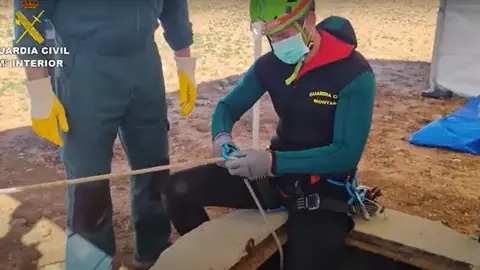 Búsqueda de restos humanos en un pozo