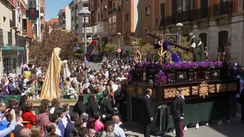 Encuentro entre Jesús Caído y María Santísima de la Esperanza, en el mediodía del Viernes Santo