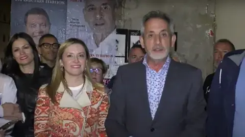 La candidatura socialista en el inicio de la tradicional pegada de carteles