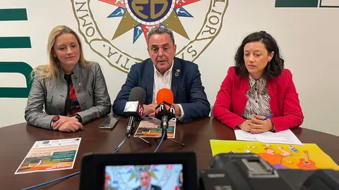 Vanessa Irla, Pedro Jesús Sánchez y Mª Carmen Ramírez en la presentación del curso sobre Vino de nuestra Tierra