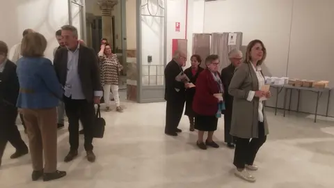 Los candidatos de PSOE y PP coinciden en La Confianza al ir a votar