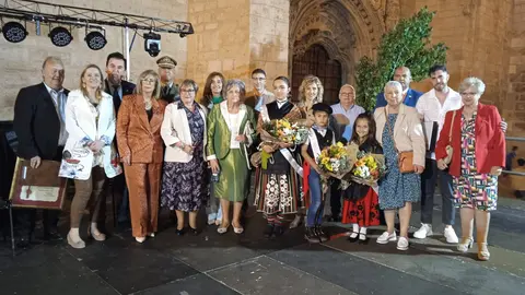 Miembros de la Asociación Zona Centro, con personas reconocidas en el acto inaugural de sus fiestas, el pregonero y autoridades municipales