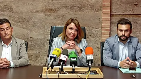 Cándida Tercero, candidata del PP, con dos concejales electos, Cándido Simarro e Ismael Martín