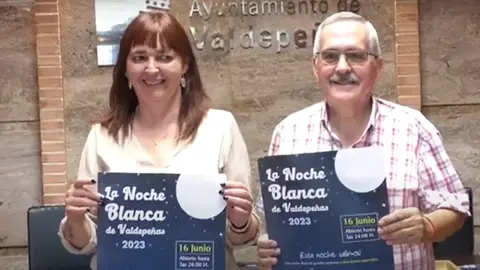 Julia Cejudo, concejala de Comercio, y Jesús Merlo, presidente de Valdepeñas Comercial