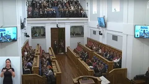 Imagen extraída de la emisión desde las Cortes, de la constitución del nuevo parlamento autonómico de Castilla-La mancha