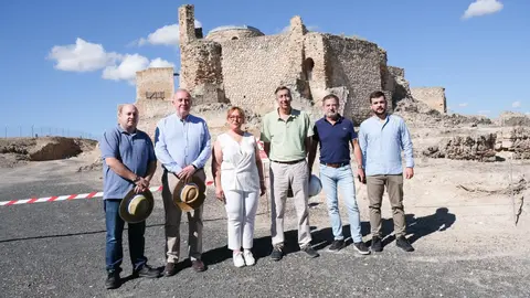 Autoridades antes el castillo de Calatrava la Vieja