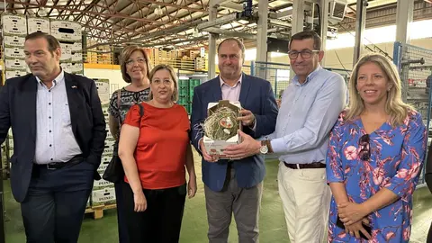 El consejero de Agricultura en una planta de procesado de melón