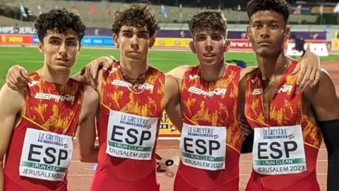 Equipo español de relevos 4x400 Asabu Pinés a la derecha Foto @atletismoRFEA