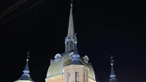 Cúpula y agujas que rematan la iglesia de San Carlos del Valle