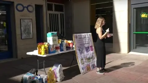 Una de las mesas de la campaña de recogida de alimentos