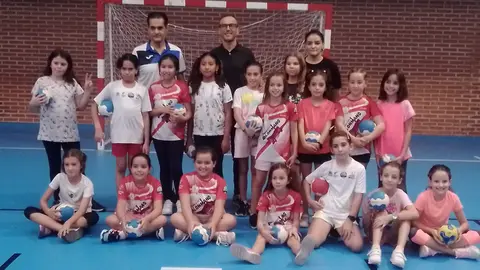 Alumnas de la Escuela de Balonmano Femenino con el concejal de Deportes