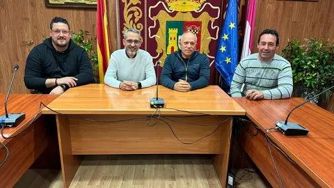El alcalde de Torrenueva y representantes del sector olivarero