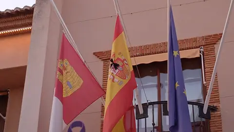 Banderas a media asta y crespón negro en el balcón consistorial de Santa Cruz de Mudela