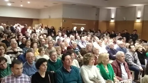 Multitud de asistentes a la presentacion de las actividades de los Jóvenes Amigos del Vino para este año