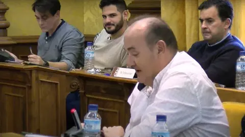 Archivo Concejal de Medio Ambiente, Gregorio Sánchez, al fondo los dos concejales de UxV en el Pleno Municipal de Valdepeñas