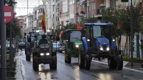 Marcha lenta de tractores por la calle Seis de Junio