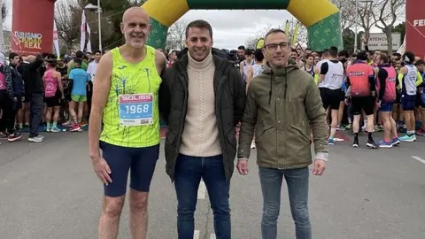 El director general de Deportes entre el presidente del circuito de carreras populares de Ciudad Real y el concejal de Deportes de Valdepeñas