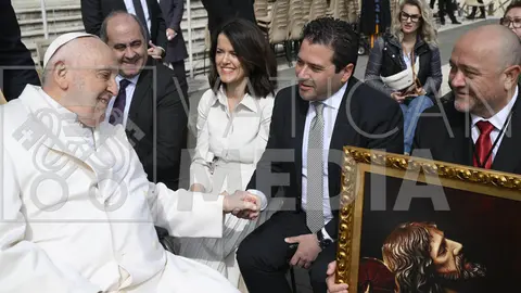 Papa Francisco da la Mano a David Triguero presidente de Asociacion