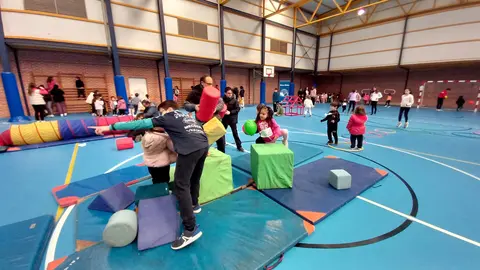 Carrera solidaria de obstáculos en el colegio Jesús Baeza