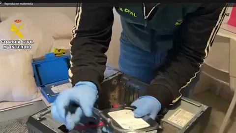 Guardia Civil interviene ordenadores de la organización criminal