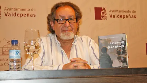 Juan José Guardia Polaino durante la presentación de Los exilios de la sangre en Valdepeñas.