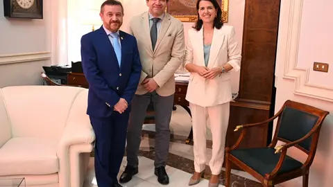 El nuevo director de la UNED con el presidente de la diputación y la presidenta del patronato provincial de esta universidad