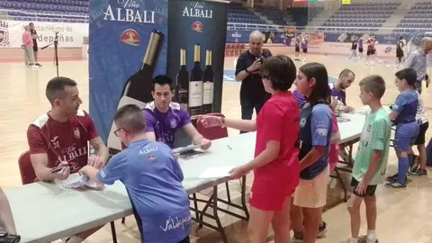 encuentro de los jugadores del Viña Albali con la afición para despedir la temporada (3)