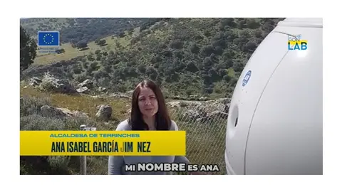 La alcaldesa de Terrinches junto al observatorio