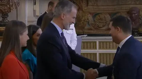Momento de la imposición de la Medalla al Mérito Civil por parte del Rey Felipe VI al empresario de Valdepeñas Francisco Bárcenas