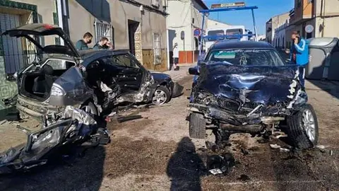 Estado en que quedaron los dos vehículos tras el brital impacto