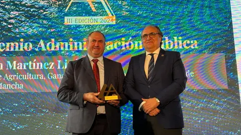 El consejero de Agricultura (izda) en la recepción del premio